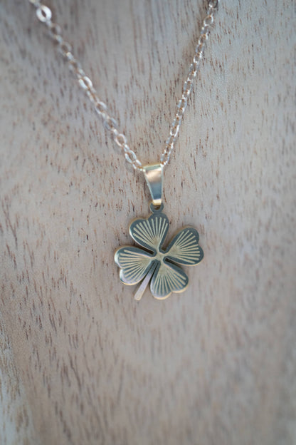 Le collier pendentif trèfle