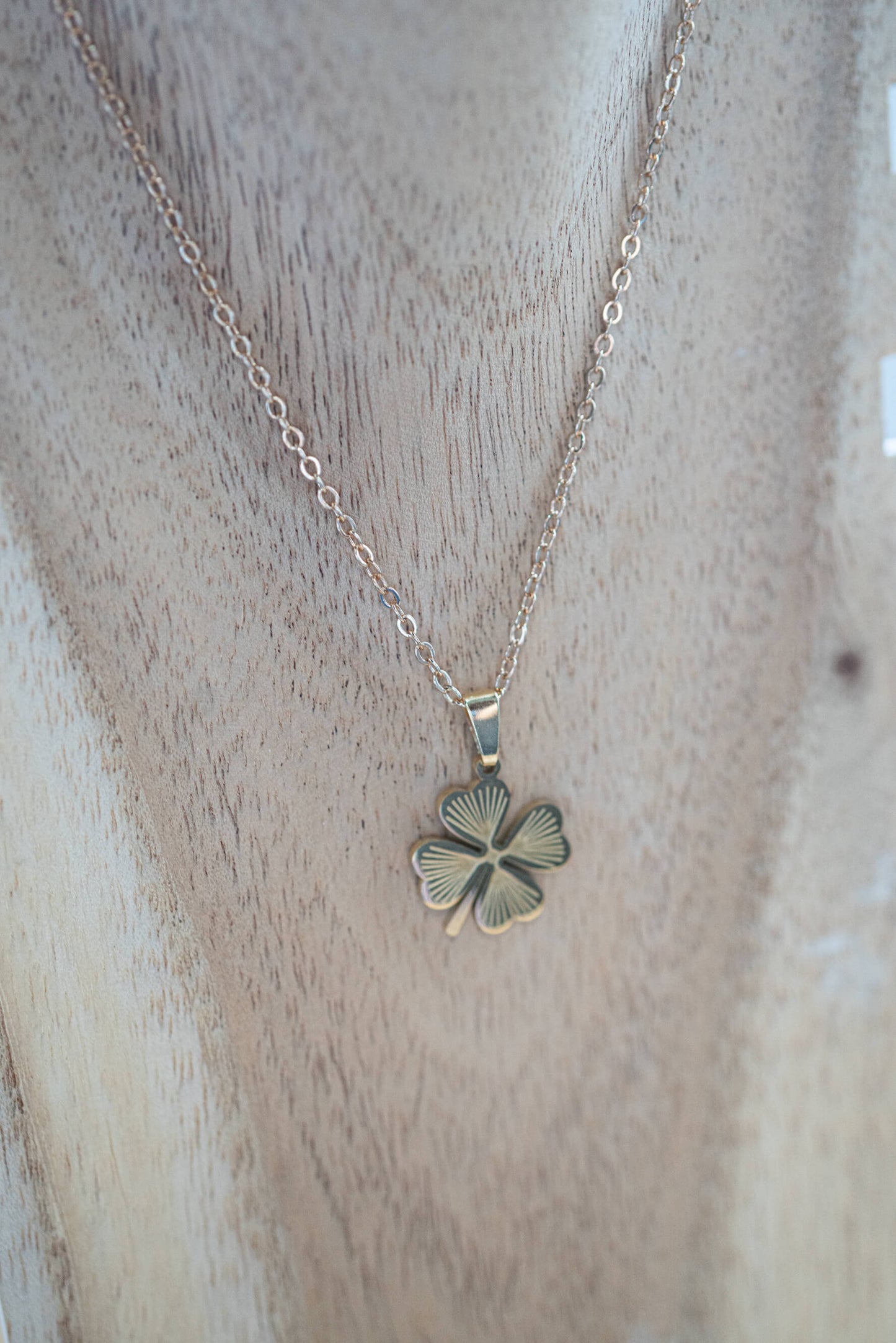 Le collier pendentif trèfle